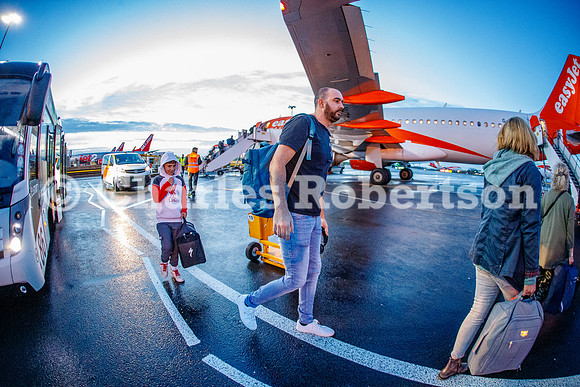 20251113_0043_crobertson